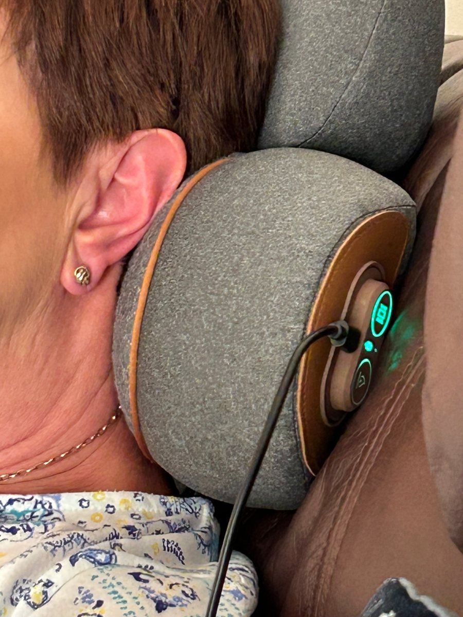 Close-up of a customer resting on the FisioRest, its controls lit green.